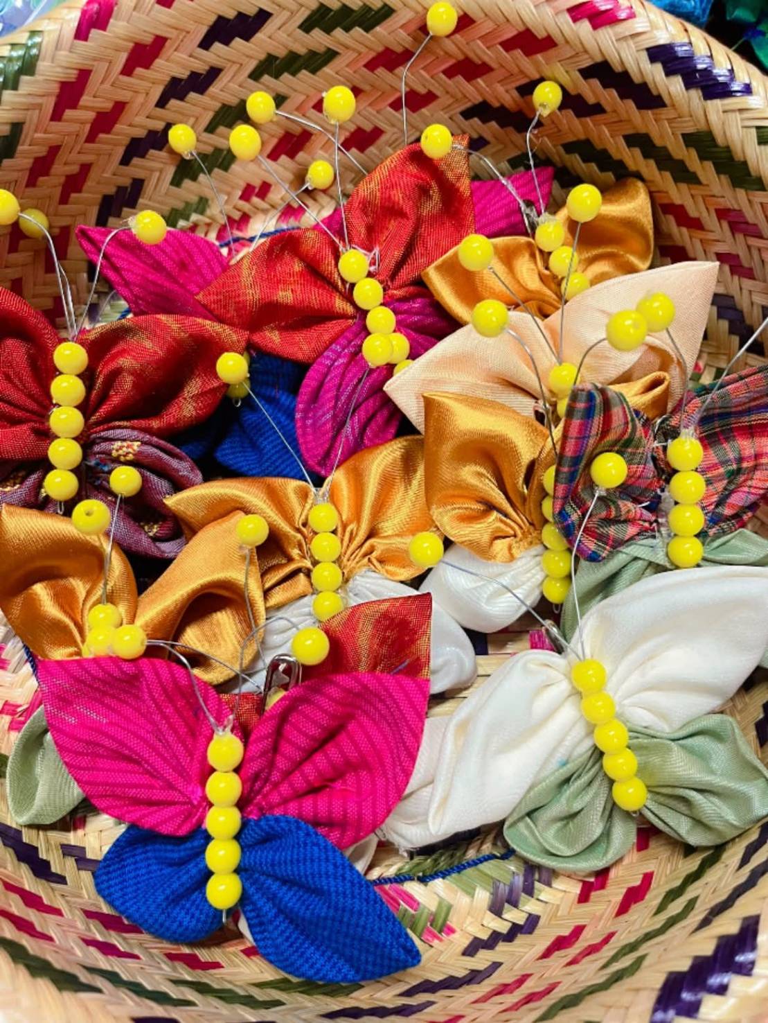 พช.อำเภอบุณฑริกร่วมกับคณะกรรมการพัฒนาสตรีอำเภอบุณฑริก ร่วมประดิษฐ์ “ผีเสื้อผ้าไทย” 70 ตัว สนับสนุนงานกาชาดสมาคมแม่บ้านมหาดไทย ประจำปี 2568  วันอังคารที่ 14 ตุลาคม 2568 ณ สำนักงานพัฒนาชุมชนอำเภอบุณฑริก จังหวัดอุบลราชธานี  ภายใต้การอำนวยการของ นายอมร พรมสอน นายอำเภอบุณฑริก สำนักงานพัฒนาชุมชนอำเภอบุณฑริก นำโดย นายกิตติภูมิ พละบุตร พัฒนาการอำเภอบุณฑริก มอบหมายให้เจ้าหน้าที่พัฒนาชุมชน และคณะกรรมการพัฒนาสตรีอำเภอบุณฑริก ร่วมกันประดิษฐ์ “ผีเสื้อจากผ้าพื้นถิ่นไทย” เพื่อสนับสนุนกิจกรรมออกร้านงานกาชาดสมาค