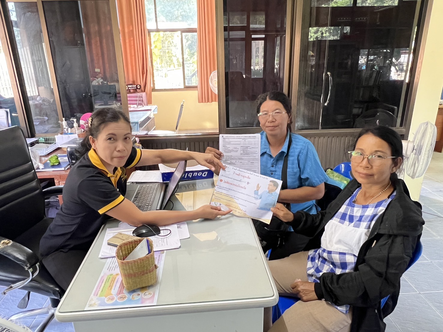 พช.บุณฑริก ประชาสัมพันธ์และรับลงทะเบียน “คนละครึ่งพลัส” หนุนผู้ประกอบการ OTOP เข้าถึงโอกาสทางเศรษฐกิจ