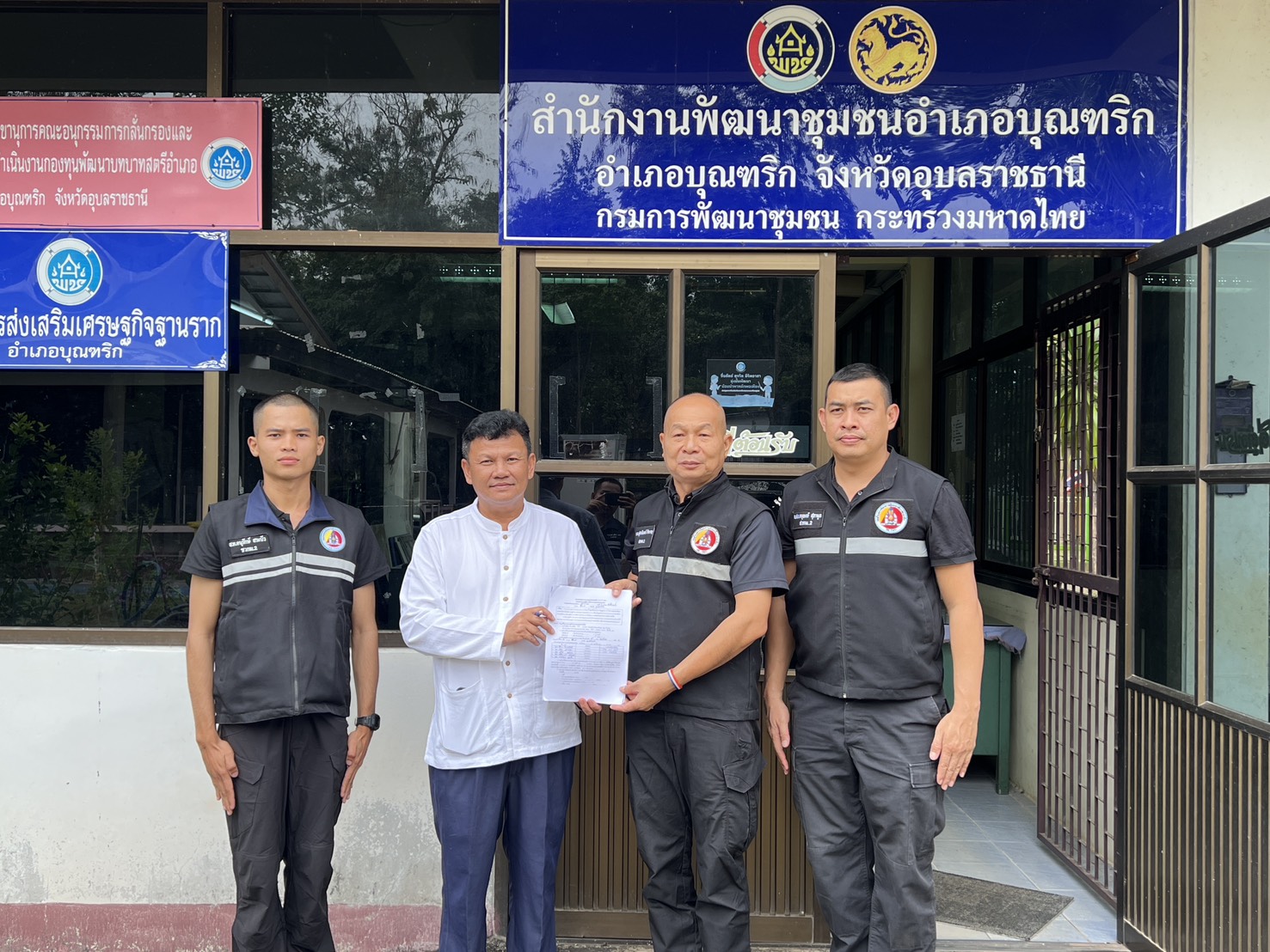 พช.บุณฑริก ร่วมให้ข้อมูลหัวหน้าหน่วยทหาร กอ.รมน. และทีมเจ้าหน้าที่ ประสานขอข้อมูลและเตรียมความพร้อมการจัดตั้งหมู่บ้านกองทุนแม่ของแผ่นดิน ประจำปี 2569 