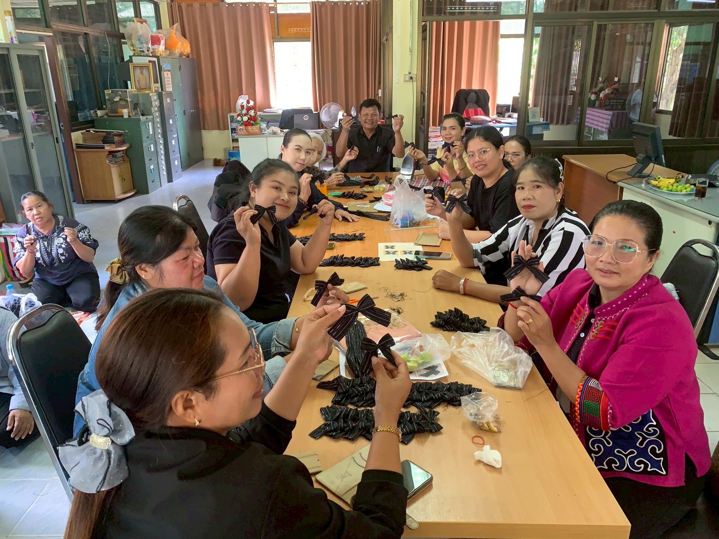 วันจันทร์ที่ 26 มกราคม 2569 พช.อำเภอบุณฑริก ประชุม กพสอ. และทำกิจกรรมจิตอาสาประดิษฐ์ริบบิ้นถวายความอาลัยองค์พระพันปีหลวง