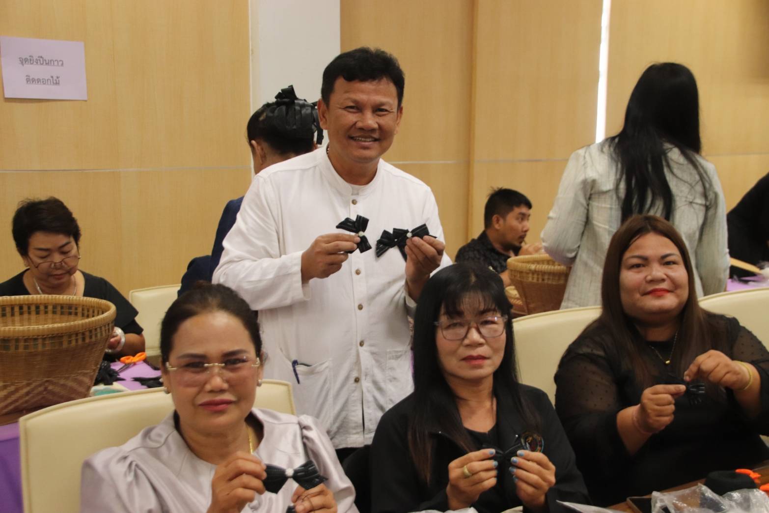 วันพุธที่ 28 มกราคม 2569 พช.อำเภอบุณฑริก ร่วมประดิษฐ์ริบบิ้นผ้าจากกาบบัว น้อมรำลึกพระมหากรุณาธิคุณ สมเด็จพระพันปีหลวง